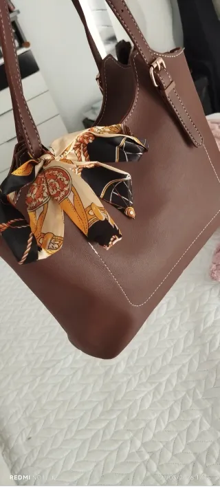 Bolso marrón con pañuelo estampado