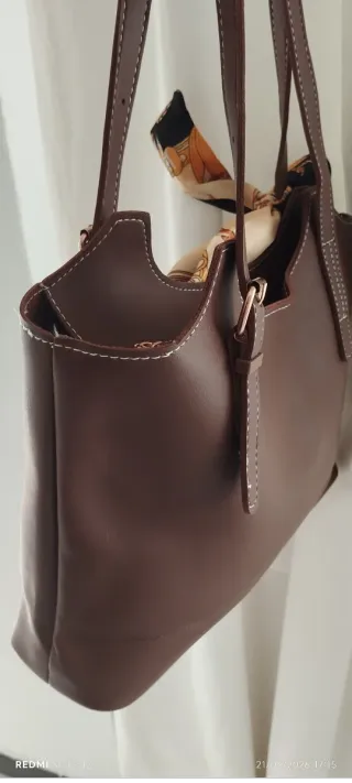 Bolso marrón con pañuelo estampado