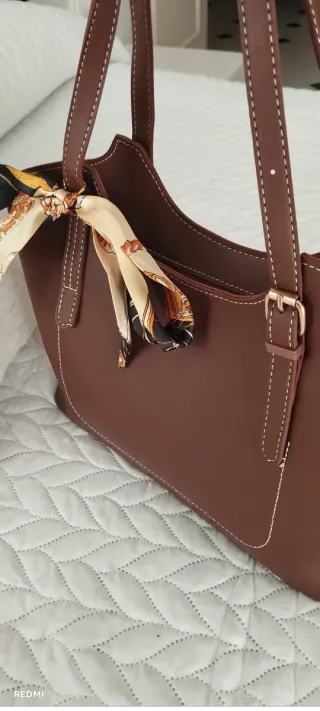 Bolso marrón con pañuelo estampado