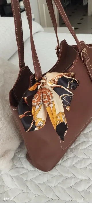 Bolso marrón con pañuelo estampado