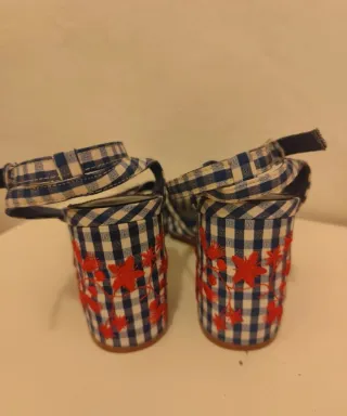 Sandalias de tacón con cuadros y bordado