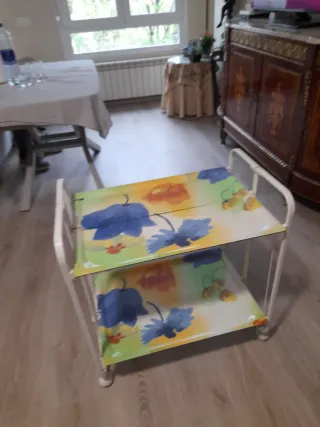 Camarera de dibujo con estampado floral