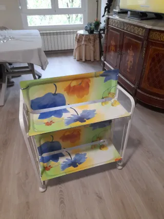 Camarera de dibujo con estampado floral