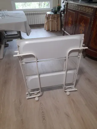 Camarera de dibujo con estampado floral