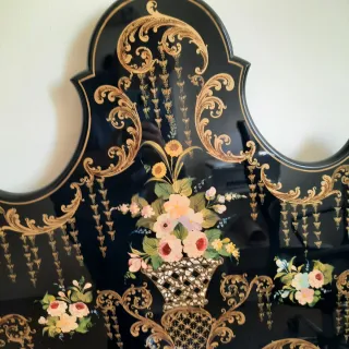 Cabezal de cama negro y dorado