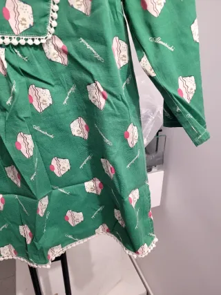Blusa verde con estampado de pastelitos