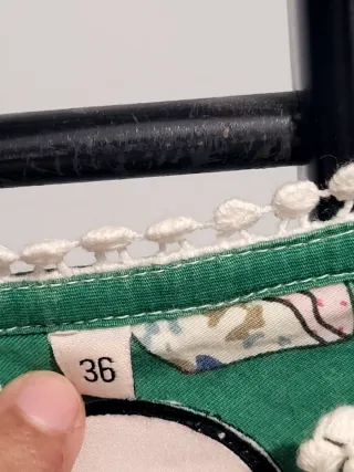 Blusa verde con estampado de pastelitos