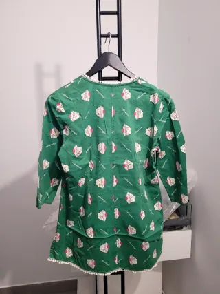 Blusa verde con estampado de pastelitos