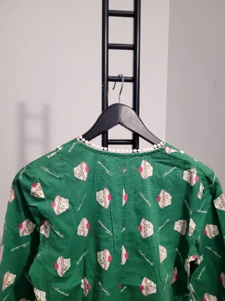 Blusa verde con estampado de pastelitos