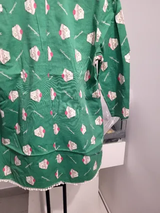 Blusa verde con estampado de pastelitos