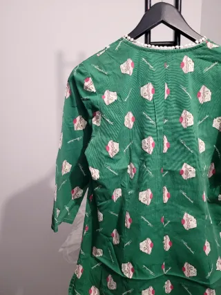 Blusa verde con estampado de pastelitos
