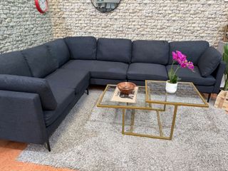Sofá modular gris con mesa de centro dorada