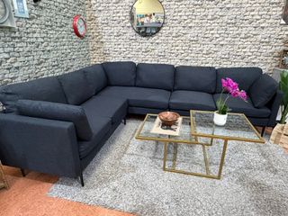 Sofá modular gris con mesa de centro dorada