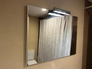Espejo de baño Roca con aplique plateado Unik