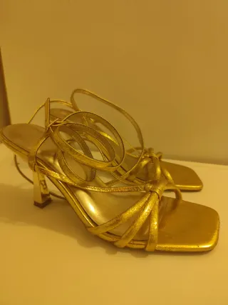Sandalias de tacón doradas