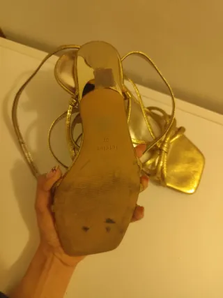 Sandalias de tacón doradas