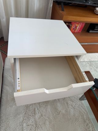 Mesa auxiliar blanca con cajón