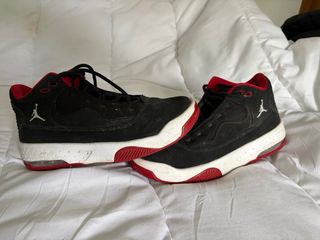 Zapatillas Jordan Negras y Rojas