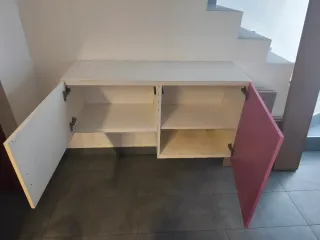 Mueble modular Ikea blanco y rosa con vidrio blanc