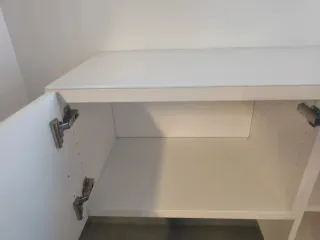 Mueble modular Ikea blanco y rosa con vidrio blanc
