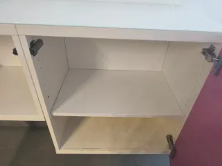 Mueble modular Ikea blanco y rosa con vidrio blanc