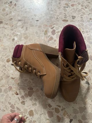 Botines de tacón marrones y burdeos