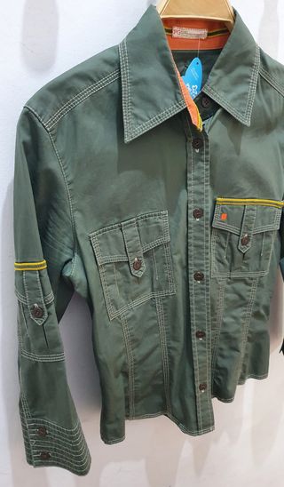 Camisa Purifica estilo safari urbano