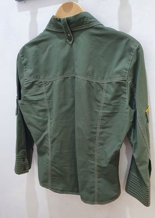 Camisa Purifica estilo safari urbano