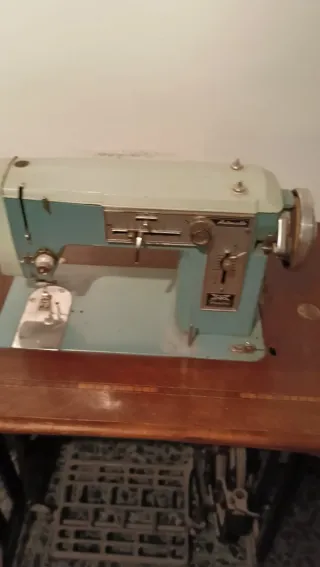 Máquina de coser antigua Alfa