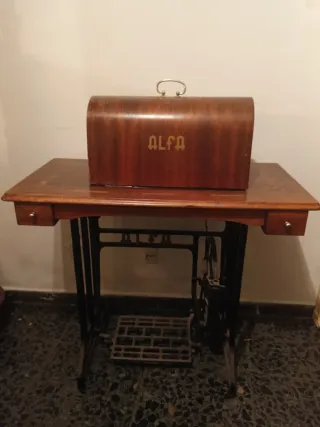Máquina de coser antigua Alfa