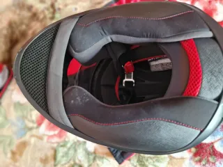 Casco de moto blanco y negro