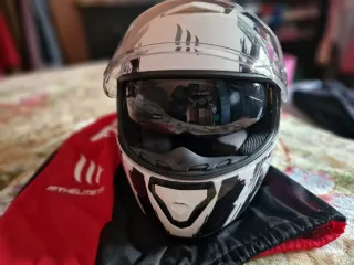 Casco de moto blanco y negro