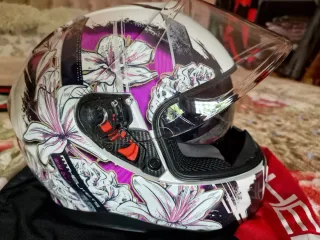 Casco de moto blanco y negro