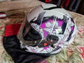 Casco de moto blanco y negro