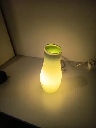 Lámpara de mesa vidrio verde.
