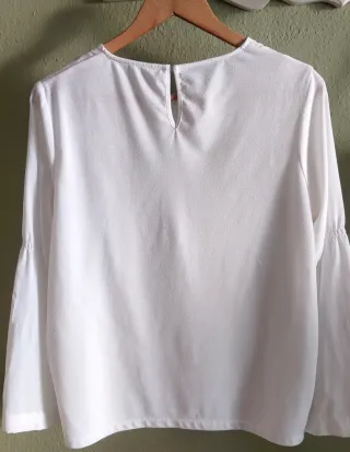 Blusa blanca bordada hojas doradas y plateadas