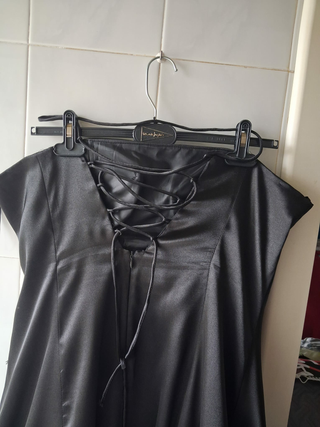 Vestido de fiesta negro con pedrería