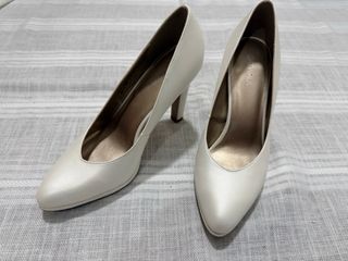 Zapatos de tacón blanco perla