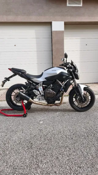 Yamaha MT-07 impecable con extras.