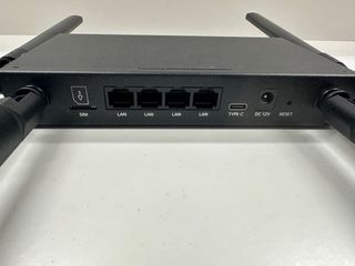 Router Wi-Fi Negro con Antenas