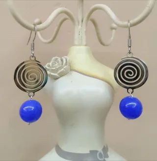 Orecchini pendenti spirale e sfera blu