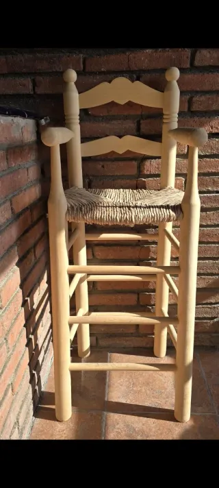 Trona de madera con asiento de esparto
