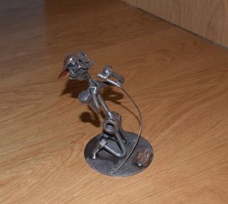 Estatueta cantor em aço