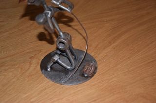 Estatueta cantor em aço