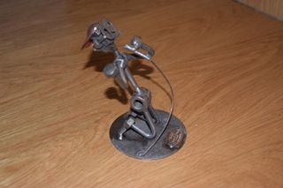 Estatueta cantor em aço