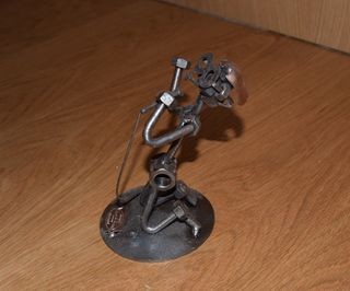 Estatueta cantor em aço