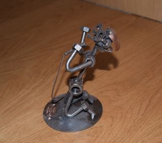 Estatueta cantor em aço