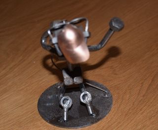 Estatueta cantor em aço