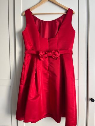 Vestido de fiesta rojo con cinturón