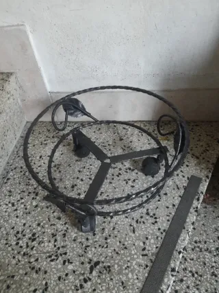 Porta vaso in ferro battuto con ruote